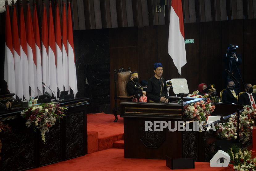 Presiden Joko Widodo memberikan pidato dalam rangka penyampaian laporan kinerja lembaga-lembaga negara dan pidato dalam rangka HUT ke 76 Kemerdekaan RI pada sidang tahunan MPR dan Sidang bersama DPR-DPD di Komplek, Parlemen, Senayan, Jakarta, Senin (16/8).Prayogi/Republika.