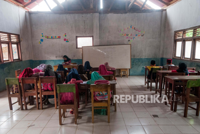 Sejumlah siswa mengikuti kegiatan belajar mengajar (KBM) secara tatap muka.