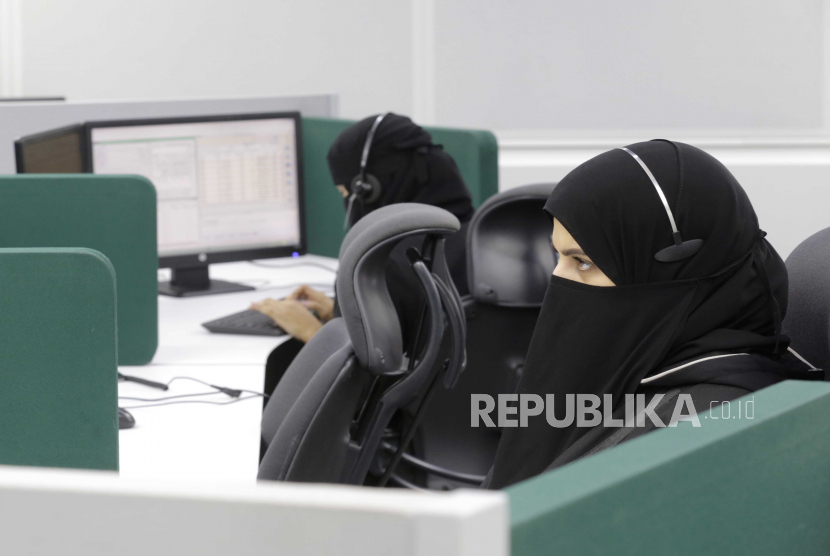 Wanita Arab Saudi. Wanita Arab Saudi Wajib Tutupi Rambut dan Leher dalam Foto KTP