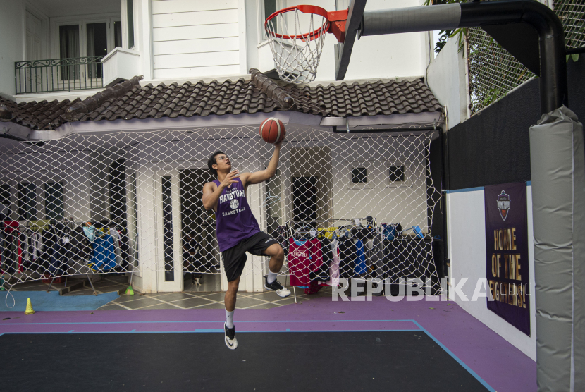 Pebasket klub Amartha Hangtuah Firman Yohanes berlatih di mes milik klubnya di Kemang, Jakarta, Jumat (12/6/2020).  *** Local Caption *** 