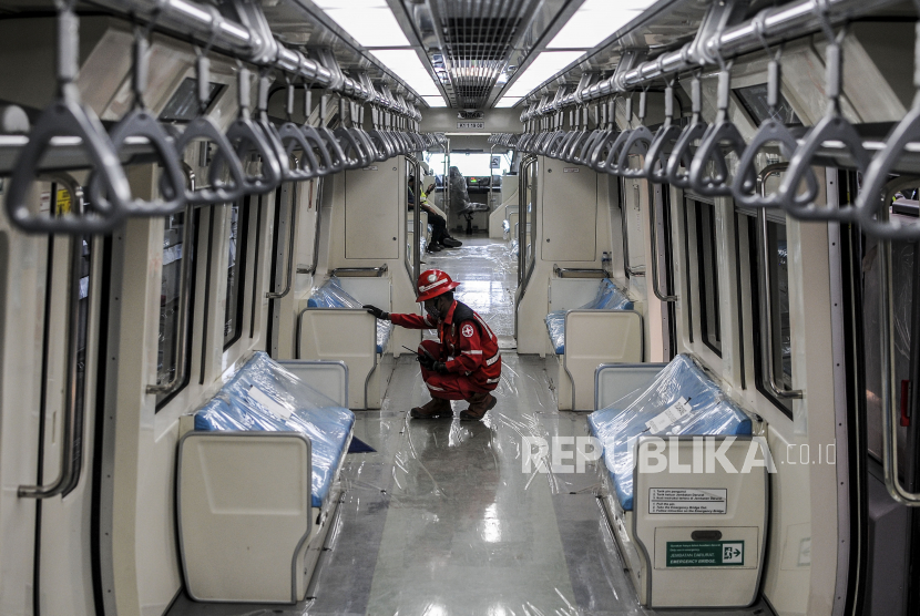 Pekerja mengecek LRT saat pelaksanakan uji coba lintasan LRT Jabodebek TMII-Cibubur. Republika/Putra M. Akbar