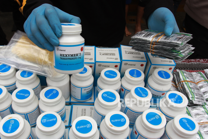 Petugas menunjukkan barang bukti pengungkapan ribuan pil obat terlarang  jenis tramadol dan heximer.