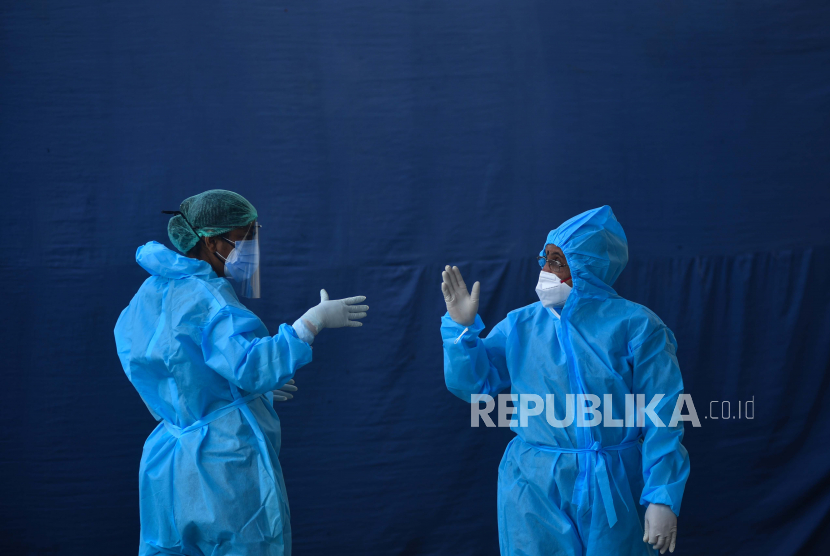 Petugas kesehatan India mengenakan pakaian Personal Protective Equipment (PPE), (ilustrasi).