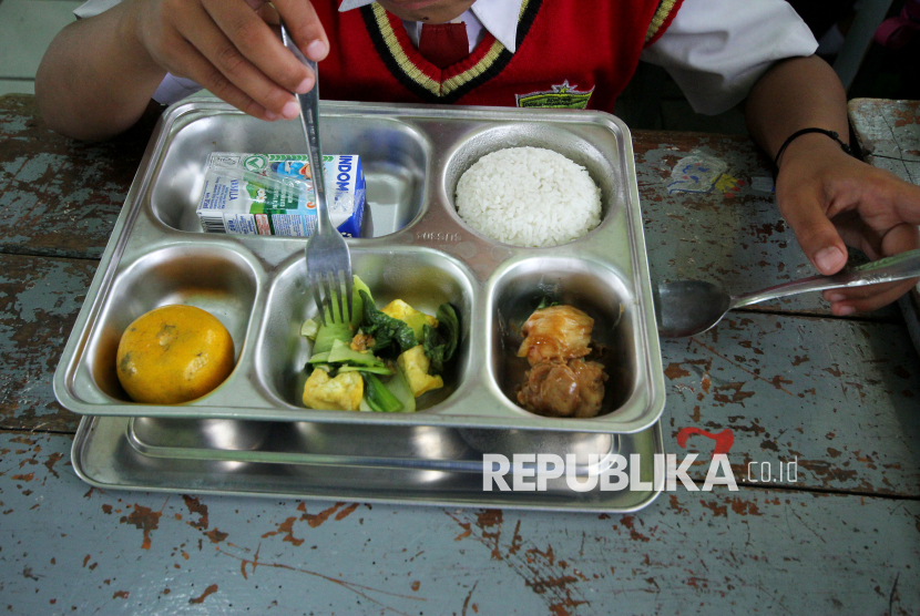 Para siswa menikmati Makan Bergizi Gratis (MBG) Semester 1 Tahun Ajaran 2025/2026 saat Masa Pengenalan Lingkungan Sekolah atau MPLS di SDN 158 Babakan Sari, Kota Bandung, Senin (14/7/2025). Kegiatan tersebut dihadiri oleh Wakil wali Kota Bandung Erwin, dalam sambutannya, Erwin mengatakan program MBG ini adalah wujud nyata kepedulian pemerintah pada masa depan anak-anak. Karena dengan asupan gizi yang baik dan seimbang, anak-anak akan lebih sehat, kuat, dan fokus dalam menyerap ilmu di sekolah.