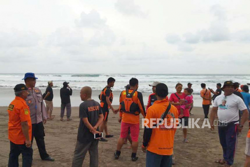 Tim SAR gabungan melakukan proses pencarian terhadap korban yang dilaporkan tenggelam di Pantai Barat Pangandaran, Kabupaten Pangandaran, Jumat (2/5/2023).