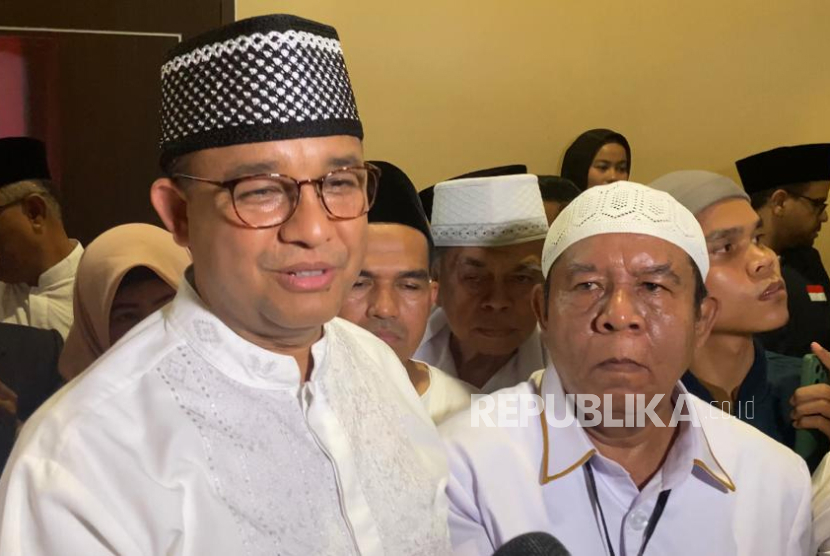Anies Baswedan usai menghadiri Majelis Taklim di Masjid Raya Sumatra Barat di Padang, Ahad (5/8/2023). Capres Koalisi Perubahan Anies Baswedan sebut begitu waktunya cawapres akan diumumkan.