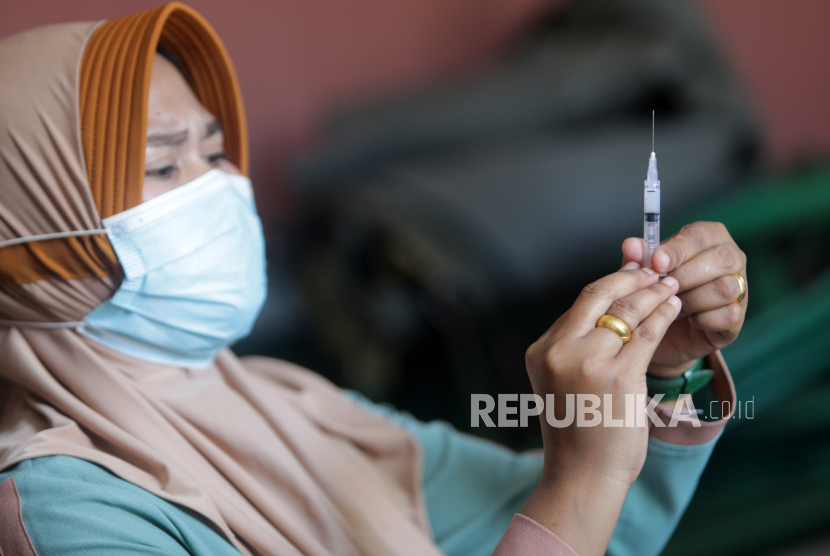 Seorang perawat menyiapkan vaksin (Ilustrasi). Vaksinasi influenza sangat penting bagi diabetesi.