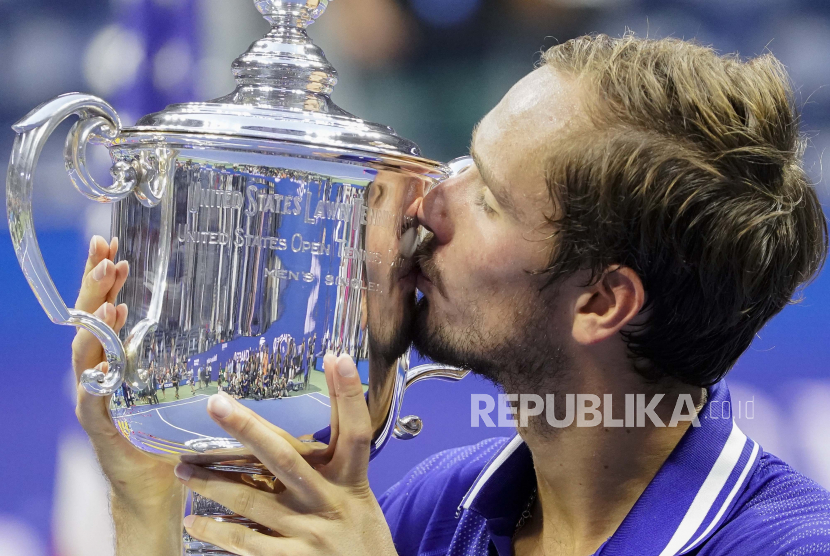  Daniil Medvedev, dari Rusia, mencium trofi juara setelah mengalahkan Novak Djokovic, dari Serbia, di final tunggal putra kejuaraan tenis AS Terbuka, Minggu, 12 September 2021, di New York.