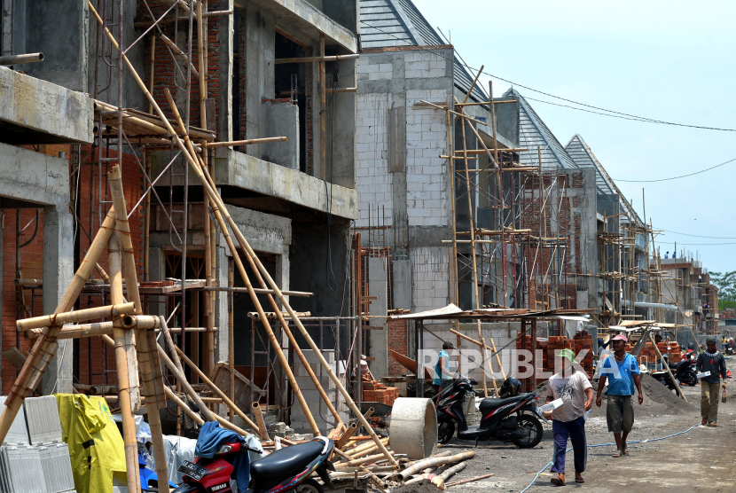 Proyek pembangunan perumahan di Sleman, Yogyakarta, Selasa (22/3/2022). 