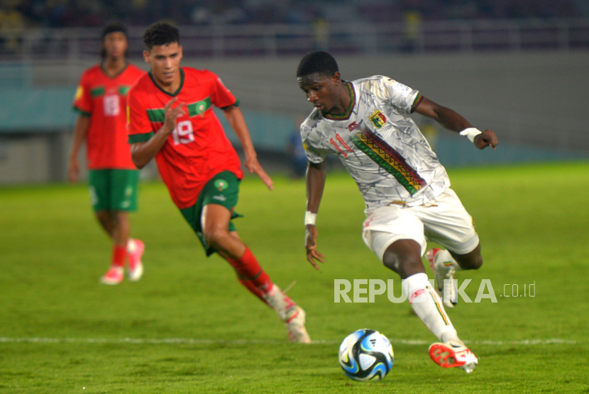 Mali U-17 forward Ibrahim Kanate (right) dribbled the ball during the match against Morocco U-17 in the quarter final of FIFA World Cup U-17 on Saturday (25/11/2023).