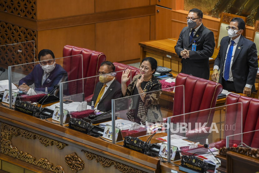 Ketua DPR Puan Maharani (kanan) didampingi Wakil Ketua DPR Rahmad Gobel (kiri) dan Lodewijk F Paulus (kedua kanan) melambaikan tangan usai disahkan RUU TPKS menjadi UU dalam Rapat Paripurna DPR RI ke-19 Masa Persidangan IV Tahun Sidang 2021-2022 di Kompleks Parlemen, Jakarta, Selasa (12/4/2022). Dalam rapat paripurna tersebut DPR mengesahkan Rancangan Undang-Undang Tindak Pidana Kekerasan Seksual (RUU TPKS) menjadi undang-undang. 