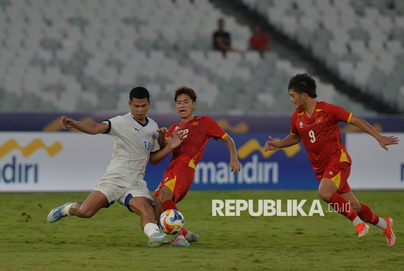 Pemain Vietnam U-23 Van Thuan Le berebut bola dengan penggawa Filipina U-23 dalam pertandingan semifinal Piala AFF U-23 2025 di Stadion Utama Gelora Bung Karno (SUGBK), Senayan, Jakarta, Jumat (25/7/2025). Vietnam melaju ke babak final usai mengalahkan Filipina 2-1.