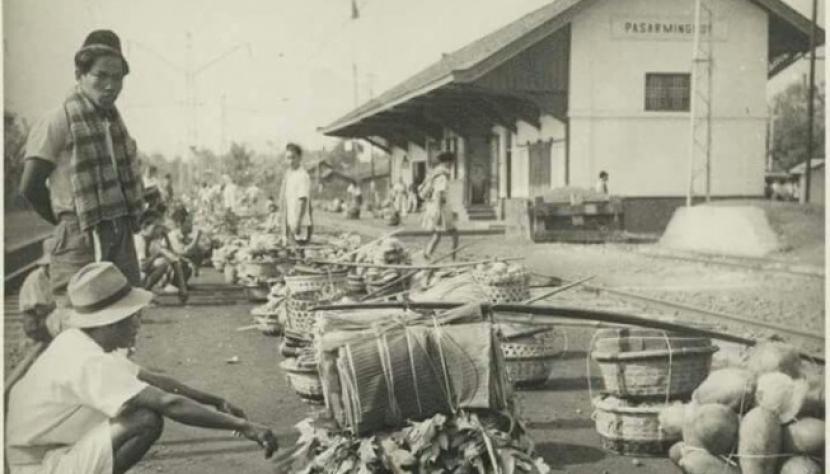 Pasar Minggu. Aktivitas pedagang buah di Pasar Minggu abad ke-19. Foto: Tangkapan Layar/Dok Republika.