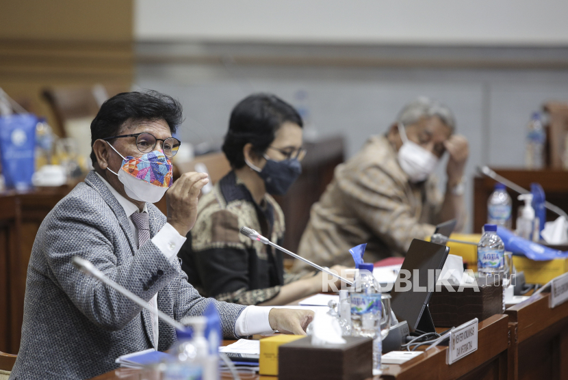 Menteri Komunikasi dan Informatika Johnny G Plate (kiri) mengikuti rapat kerja dengan Komisi I DPR di Kompleks Parlemen, Senayan, Jakarta, Rabu (22/9/2021). Rapat tersebut membahas penyesuaian RKA-K/L Kemkominfo Tahun Anggaran 2022. 