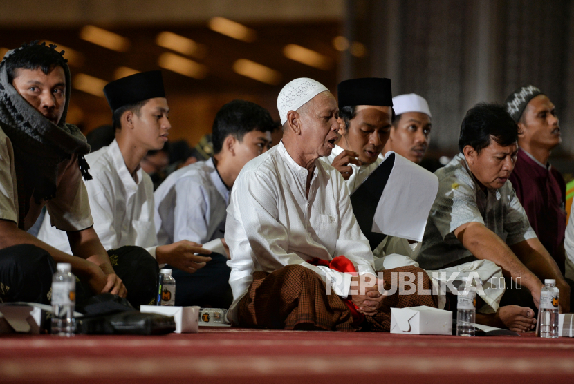 Jamaah berzikir saat acara Muhasabah dan Istighotsah akhir tahun 2022 di Masjid Istiqlal, Jakarta, Selasa (20/12/2022). Kegiatan tersebut dilakukan sebagai upaya instrospeksi diri serta meningkatkan ketakwaan  dalam mempersiapkan menyambut tahun yang akan datang. Republika/Thoudy Badai