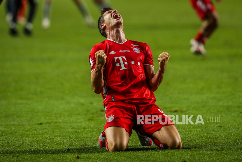 Pemain Bayern Munich Robert Lewandowski merayakan kemenangan setelah memenangkan pertandingan final Liga Champions UEFA antara Paris Saint-Germain dan Bayern Munich, yang diadakan di Stadion Luz di Lisbon, Portugal, 23 Agustus 2020.