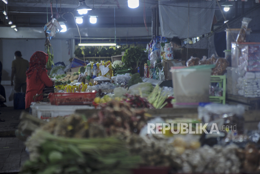 Warga membeli kebutuhan pokok di Pasar Kosambi, Bandung, Jawa Barat, Kamis (10/6/2021).  Pemerintah berencana akan mengenakan Pajak Pertambahan Nilai (PPN) untuk sejumlah bahan pokok (sembako) dari sektor pertanian, perkebunan, kehutanan, peternakan, dan perikanan. Ketentuan PPN sembako ini telah diterbitkan dalam Revisi Undang-Undang Nomor 6 Tahun 1983 tentang Ketentuan Umum dan Tata Cara Perpajakan (RUU KUP). 