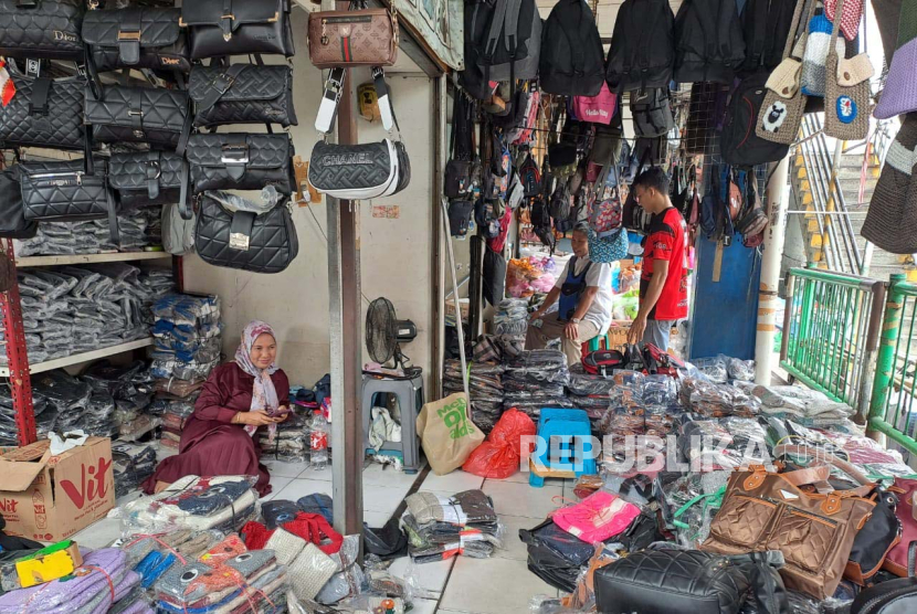 Kondisi tempat penampungan sementara (TPS) para pedagang Pasar Senen Blok VI di Jakarta Pusat, Senin (7/8/2023).