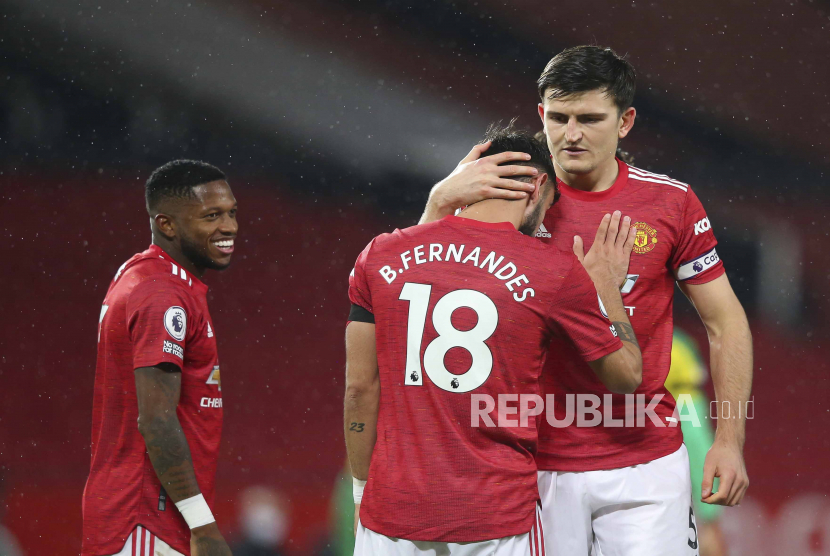  Harry Maguire (kanan) dari Manchester United menyapa Bruno Fernandes (tengah) setelah dia mencetak gol dari titik penalti dengan skor 1-0 dalam pertandingan sepak bola Liga Utama Inggris antara Manchester United dan West Bromwich Albion di Manchester, Inggris, 21 November 2020.