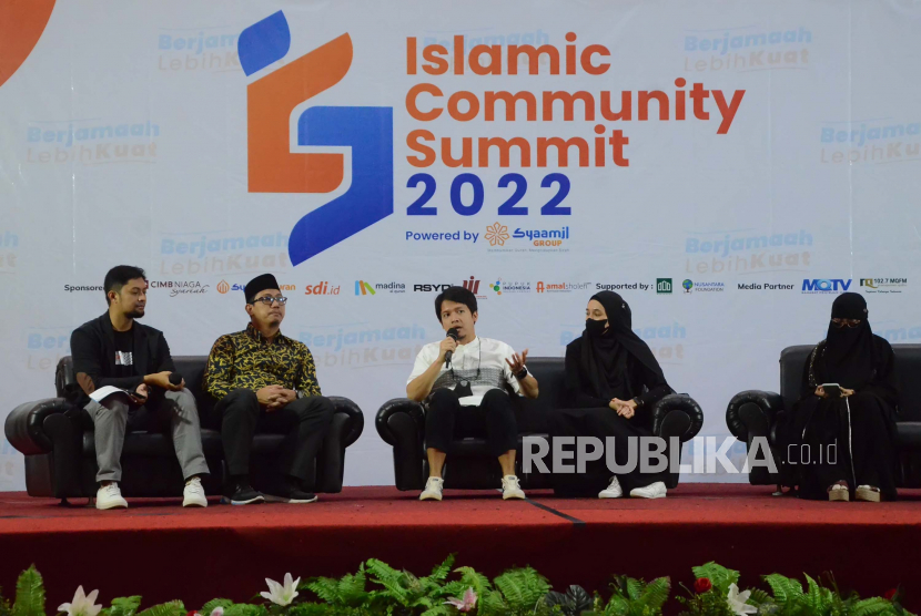 Artis juga penggiat Komunitas Kajian Musyawarah Dimas Seto (tengah) menyampaikan pemaparan bersama istri Dhini Aminarti (kedua kanan), Ketua Komunitas One Day One Juz Bakat Setiaji (kedua kiri), dan Founder Halal Corner Aisha Maharani (kanan) pada acara Islamic Community Summit 2022 yang digelar Syaamil Group di Hotel Grand Asrilia, Kota Bandung, Selasa (12/7). Acara tersebut bertajuk Berjamaah Lebih Kuat, dihadiri sedikitnya 150 komunitas muslim dengan tujuan saling bersinergi dan saling menguatkan khususnya di saat masa pandemi.