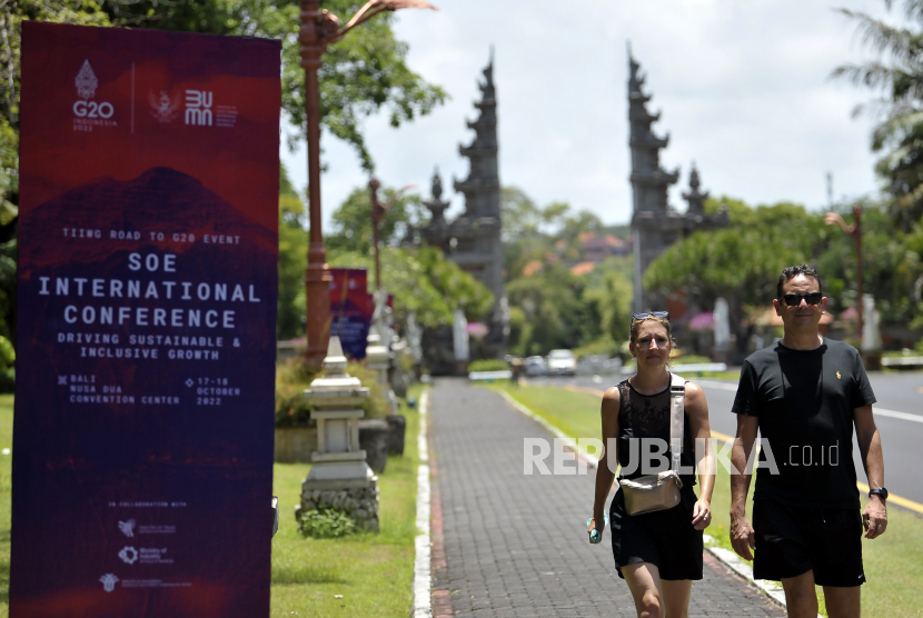 Wisatawan melintas di Bali Nusa Dua Convention Center (BNDCC), Bali. Ketua GIPI Bali sebut pertemuan G20 memberi berkah bagi para pelaku pariwisata.