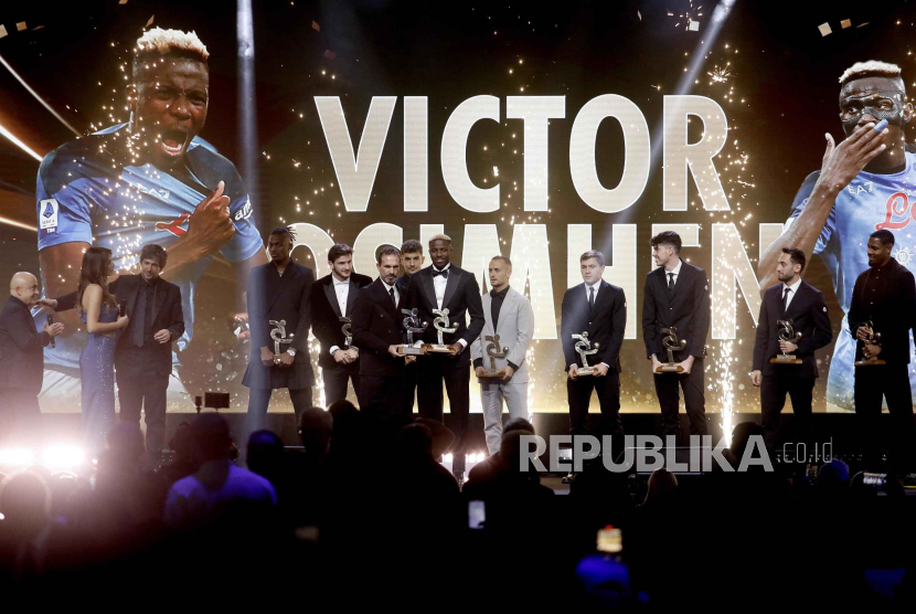 Victor Osimhen terpilih sebagai pemain terbaik Afrika 2023. Penyerang Napoli itu mengungguli sejumlah nama mentereng, seperti Mohamed Salah dan Achraf Hakimi. 