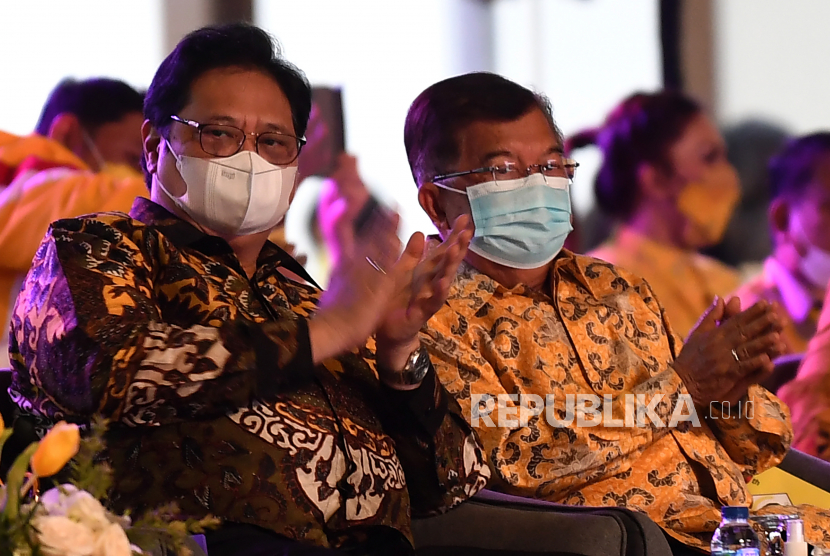 Wakil Presiden Indonesia ke-10 dan ke-12 Jusuf Kalla (kanan) dan Ketua Umum DPP Partai Golkar Airlangga Hartarto. Pengamat menilai dukungan JK jadi modal Airlangga Hartarto untuk cari cawapres.