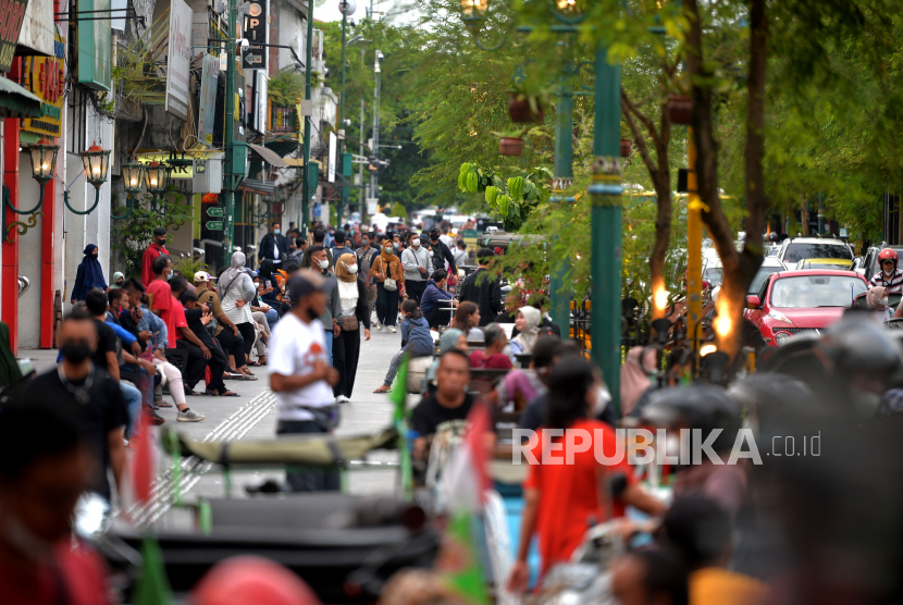 Wisatawan berjalan-jalan di jalur pedestrian Malioboro, Yogyakarta.