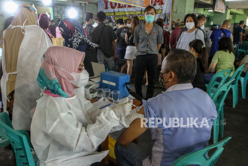 Riau Gelar Vaksinasi Covid-19 Malam Hari Saat Ramadhan. Petugas kesehatan menyuntikan vaksin COVID-19 kepada seorang pedagang saat vaksinasi massal di Pasar Wisata Pasar Bawah, Pekanbaru, Riau, Sabtu (6/3/2021). Pemerintah Provinsi Riau melalui Dinas Kesehatan bekerja sama dengan pengelola pasar melakukan vaksinasi kepada pedagang dan pengunjung dalam rangka penanganan pandemi COVID-19. 
