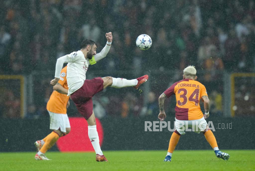 Gelandang Manchester United Bruno Fernandes menendang bola dalam laga kontra Galatasaray di Liga Champions.