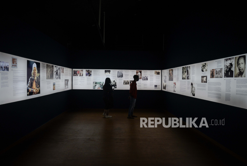 Pengunjung memerhatikan karya maestro lukis Affandi di Galeri Nasional Indonesia, Jakarta, Jumat (30/10). Pameran bertajuk Imersif Affandi Alam, Ruang, Manusia tersebut digelar secara daring dan luring dalam rangkaian acara Pekan Kebudayaan Nasional (PKN) 2020 yang berlangsung hingga 25 November 2020. Republika/Thoudy Badai