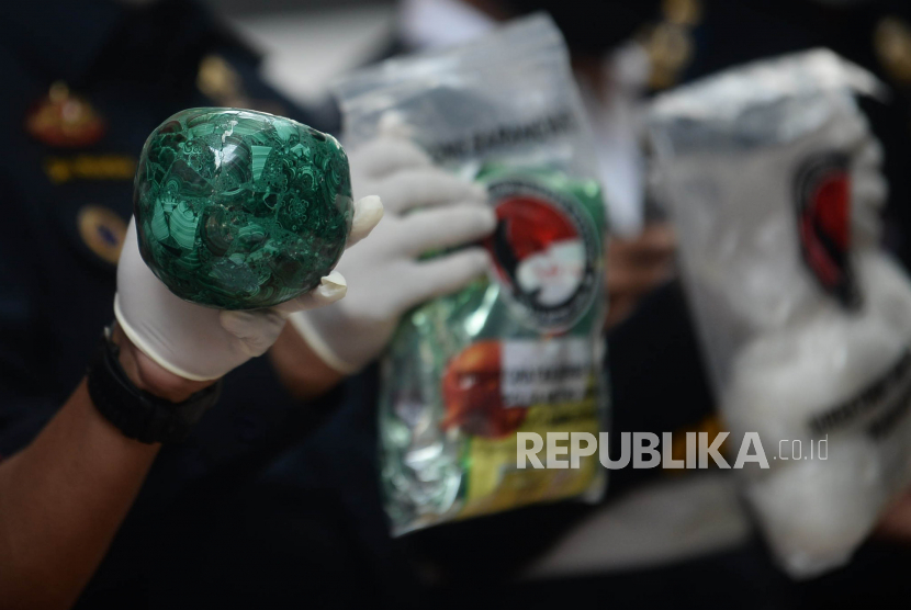 Petugas menunjukan barang bukti saat rilis kasus narkotika jaringan internasional di Polda Metro Jaya, Jakarta, Kamis (9/12). Direktorat Reserse Narkoba Polda Metro Jaya berhasil mengungkap kasus narkotika jaringan internasional dari Cina, Kongo, Afrika, Uganda dan Kanada dari 34 tersangka dengan barang bukti 16,88kg sabu dan 800 lembar Lysergic acid diethylamide (LSD). Selain itu Polda Metro juga menangkap seorang publik figur Jeff Smith atas penyalahgunaan narkotika jenis Lysergic acid Diethylamide. Prayogi/Republika. 