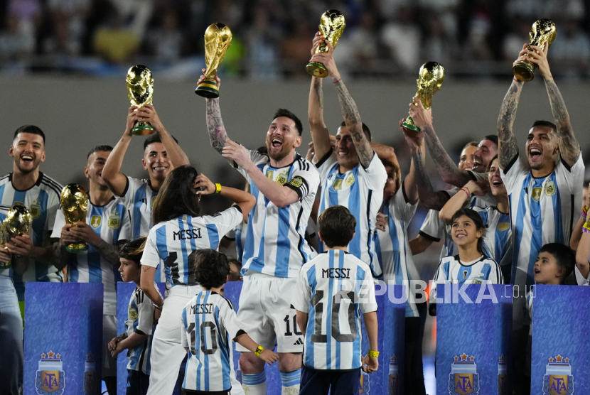 Para pemain timnas Argentina saat meraih trofi Piala Dunia 2022 Qatar.
