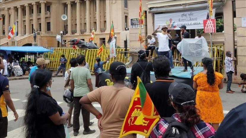 Sri Lanka telah memberlakukan kembali jam malam di distrik Kolombo hingga Jumat pagi (14/7/2022), ketika orang-orang di negara kepulauan itu menunggu pengunduran diri Presiden Gotabaya Rajapaksa, yang melarikan diri ke Maladewa pada Rabu setelah krisis ekonomi memburuk.