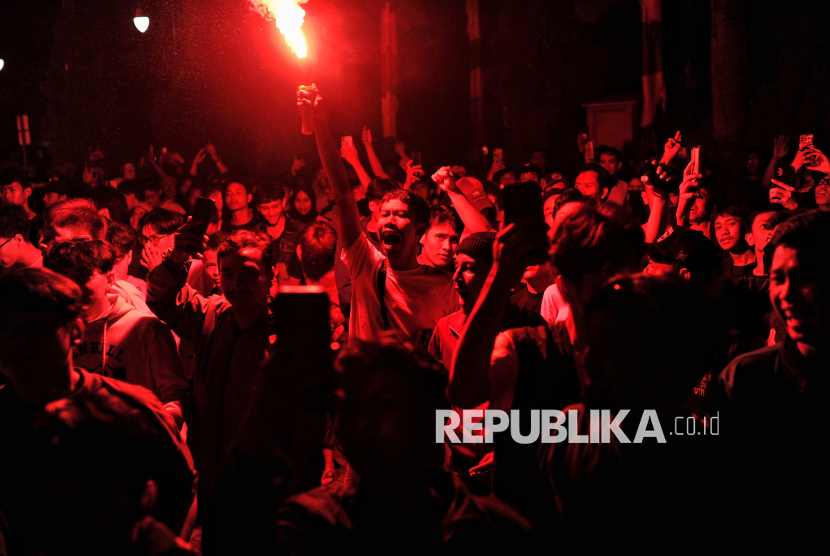 Warga menonton bareng pertandingan Timnas Indonesia melawan Bahrain pada laga Kualifikasi Piala Dunia Putaran Ketiga Zona Asia di halaman kantor Pemerintah Kota Bekasi, Jawa Barat, Selasa (25/3/2025). Gelaran nobar tersebut dihadiri oleh ribuan warga Bekasi untuk memberi dukungan kepada timnas Indonesianyang sedang berlaga di Stadion Utama Gelora Bung Karno (SUGBK) Jakarta. Dalam pertandingan tersebut, timnas Indonesia berhasil menang nelawan Bahrain dengan akor 1-0 lewat gil tunggal penyerang Ole Romeny pada menit ke-24.
