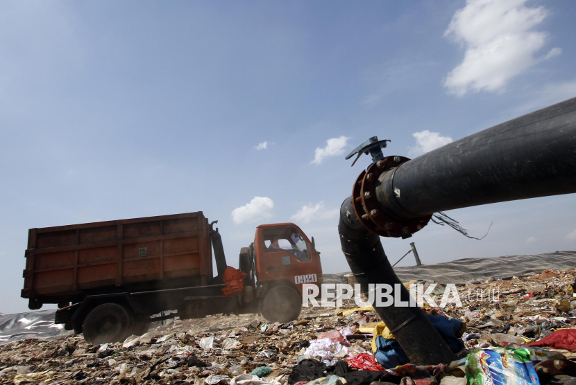 Tempat Pembuangan Sampah Truk sampah melintas pipa biogas hasil olahan samapah di TPA Bantar Gebang Bekasi, Jawa Barat, beberapa waktu lalu 