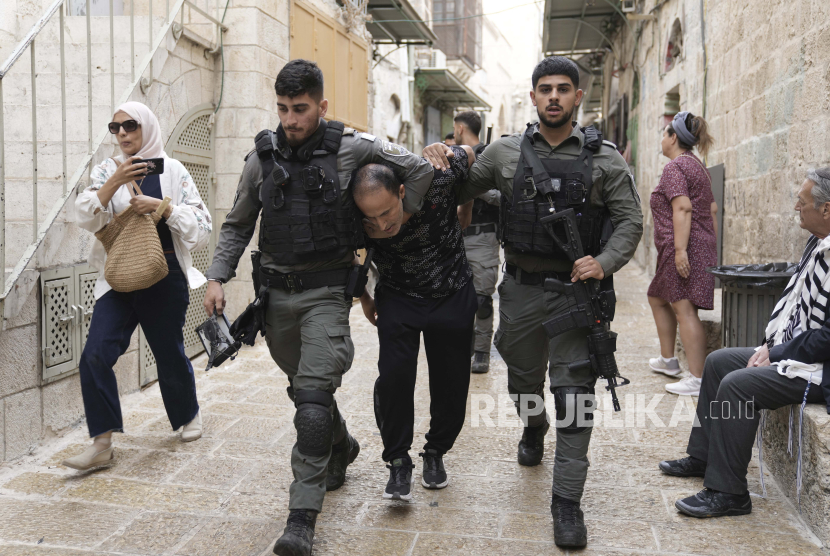 Pasukan keamanan Israel menahan seorang aktivis Palestina di Kota Tua Yerusalem, Senin, 2 Oktober 2023.