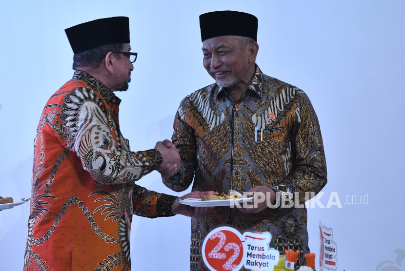 Ketua Majelis Syuro PKS Salim Segaf Al-jufri (kiri) memberikan tumpeng kepada Presiden PKS Ahmad Syaikhu (kanan) saat milad ke-22 PKS di kantor DPP PKS, Jakarta, Sabtu (27/4/2024). Tasyakuran milad ke-22 PKS tersebut dihadiri sejumlah kader dan ketua umum partai politik. 
