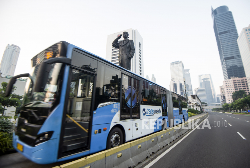Sebuah bus TransJakarta melintas saat berlangsungnya Pemberlakuan Pembatasan Kegiatan Masyarakat (PPKM) Darurat di kawasan Jenderal Sudirman, Jakarta, Sabtu (3/7/2021). Petugas akan memberikan akses untuk melintas di titik penyekatan PPKM Darurat di 63 titik di wilayah Jadetabek yang berlaku dari 3 - 20 Juli 2021 hanya yang masuk kategori sektor-sektor esensial. 