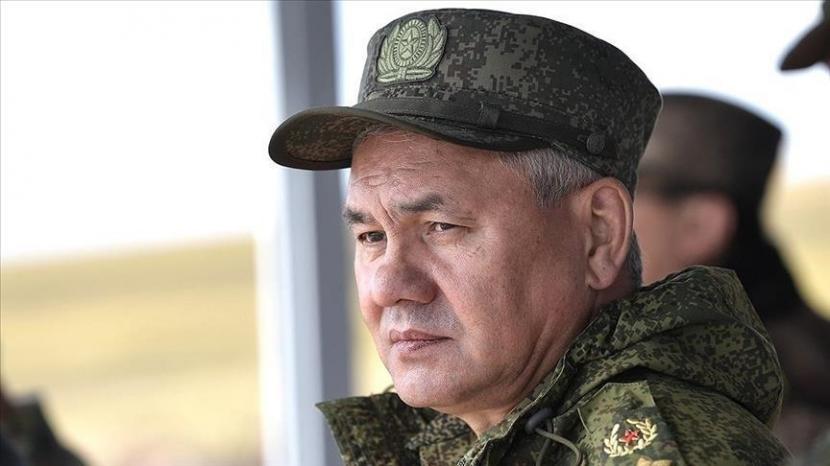 Menteri pertahanan Rusia melakukan kunjungan pertamanya ke zona pertempuran di Ukraina untuk memeriksa pasukan militer