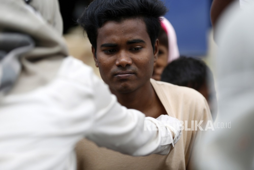 Orang dari etnis Rohingya menjalani pemeriksaan di Banda Aceh.