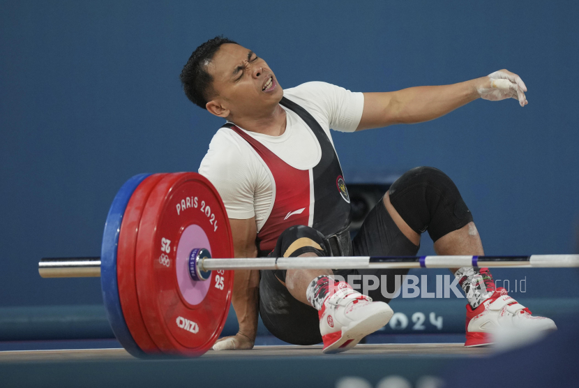 Lifter Indonesia Eko Yuli Irawan terjatuh seusai gagal melakukan angkatan clean and jerk dalam kelas 61 kg putra Olimpiade Paris 2024 di South Paris Arena, Paris, Prancis, Rabu (7/8/2024). Eko Yuli gagal meraih medali setelah hanya berhasil menyelesaikan snatch dengan angkatan 135 kg dan gagal dalam angkatan clean and jerk. 