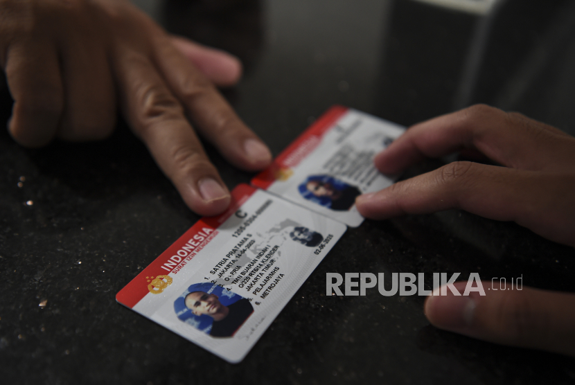 Jumlah Pengunjung di Satpas SIM akan Dibatasi. Foto: Peserta menerima Surat Izin Mengemudi (SIM) di Satuan Penyelenggara Administrasi (Satpas) SIM Daan Mogot, Jakarta, Selasa (2/6/2020). Direktorat Lalu Lintas (Ditlantas) Polda Metro Jaya kembali membuka layanan perpanjangan Surat Izin Mengemudi (SIM) yang sebelumnya dihentikan akibat pandemi COVID-19