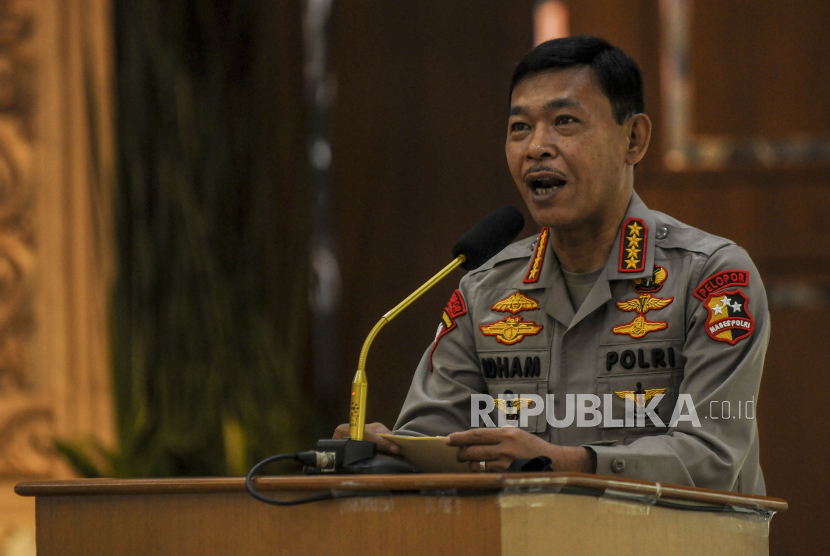 Kapolri Jenderal Pol Idham Aziz mencopot Kapolda Metro Jaya dan Kapolda Jabar akibat kelalaian menegakkan protokol kesehatan Covid-19.