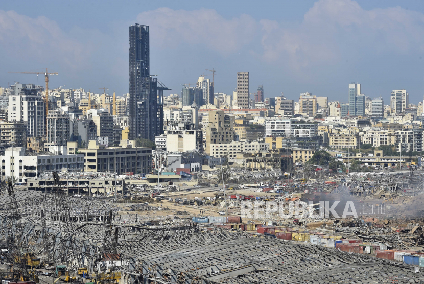 Pandangan umum tentang pelabuhan yang hancur setelah ledakan besar di pusat kota Beirut, Lebanon, 05 Agustus 2020. Menurut laporan media, setidaknya 100 orang tewas dan lebih dari 4.000 orang terluka setelah ledakan, yang disebabkan oleh lebih dari 2.500 ton amonium nitrat yang disimpan di gudang, menghancurkan area pelabuhan pada tanggal 4 Agustus.