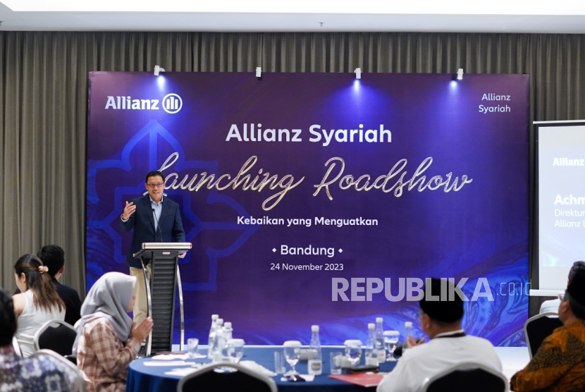 Direktur Utama Allianz Life Syariah Indonesia, Achmad K. Permana memberikan sambutan pada acara roadshow PT Asuransi Allianz Life Syariah Indonesia di Bandung, 24 November 2023.