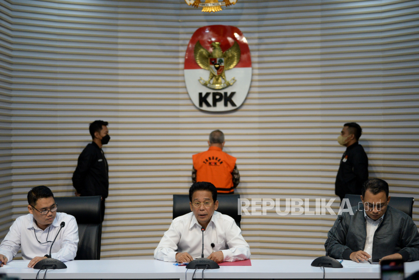 Wakil Ketua KPK Johanes Tanak memberikan keterangan pers di Gedung Merah Putih KPK, Jakarta, Rabu (11/10/2023). KPK resmi menahan Sekretaris Jenderal Kementerian Pertanian Kasdi Subagyono dalam perkara dugaan tindak pidana korupsi terkait bersama-sama menyalahgunakan kekuasaan dengan memaksa memberikan sesuatu untuk proses lelang jabatan termasuk ikut serta dalam pengadaan barang dan jasa disertai penerimaan gratifikasi di lingkungan Kementerian Pertanian Republik Indonesia. Dalam kesempatan tersebut KPK juga mengumumkan tersangka yaitu Menteri Pertanian Syahrul Yasin Limpo dan Direktur Alat dan Mesin Pertanian Direktorat Jenderal Prasarana dan Sarana Pertanian Kementerian Pertanian Muhammad Hatta.   