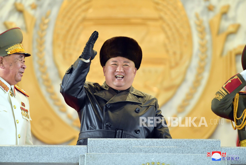 Pemimpin Korea Utara Kim Jong-un (tengah) hadir pada parade militer yang diadakan untuk memperingati Kongres ke-8 Partai Buruh Korea (WPK) di Pyongyang, Korea Utara, Kamis (14/1) . Dalam parade ini Korea Utara memamerkan kekuatan militernya dan  alutsista barunya.EPA-EFE/KCNA   EDITORIAL USE ONLY