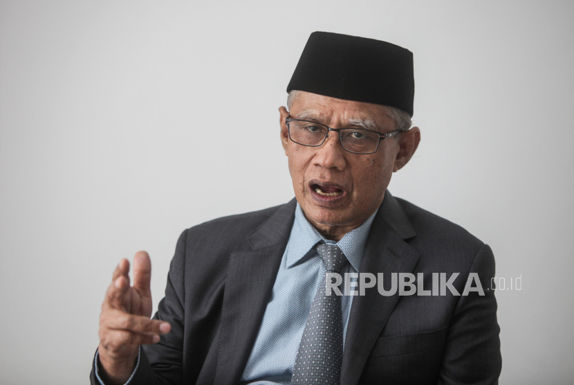 Ketua Umum PP Muhammadiyah Haedar Nashir menyampaikan paparan saat wawancara khusus dengan Republika di Universitas Muhammadiyah Jakarta, Tangerang Selatan, Banten, Kamis (9/11/2023).