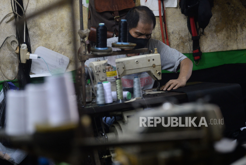 Pekerja menyelesaikan pesanan tas kamera di sebuah industri rumahan pembuatan tas di Manggarai, Jakarta, Jumat (4/9). Pemerintah melalui program Bangga Buatan Indonesia mengajak masyarakat membeli produk buatan dalam negeri seperti buatan pelaku UMKM untuk meningkatkan perekonomian Indonesia dengan mendorong konsumsi rumah tangga. Prayogi/Republika
